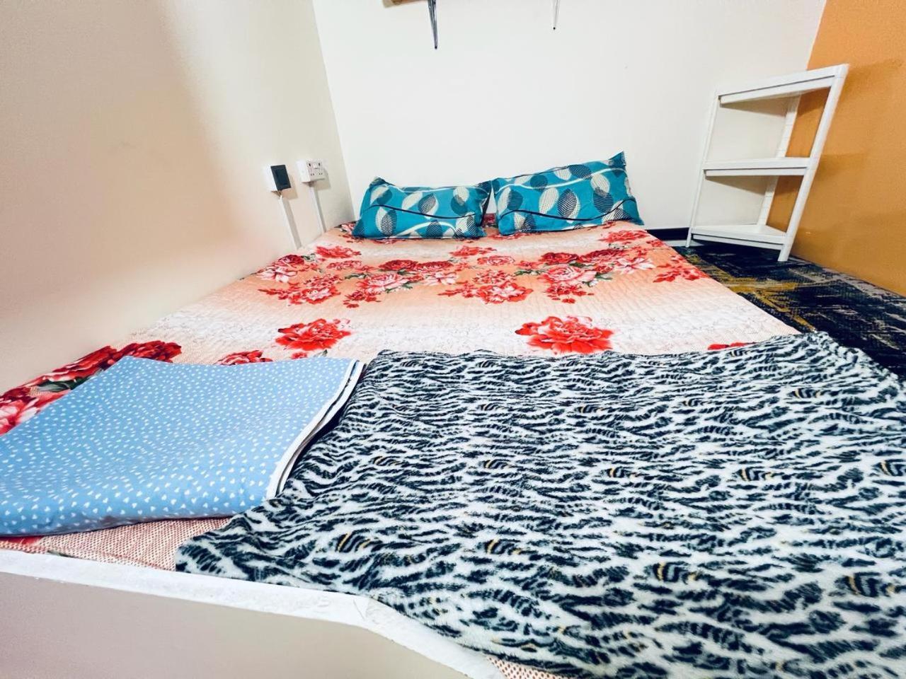 Moon Backpackers Burjman Exit 2, Family Partitions, Loft Partitions, Apartment ดูไบ ภายนอก รูปภาพ